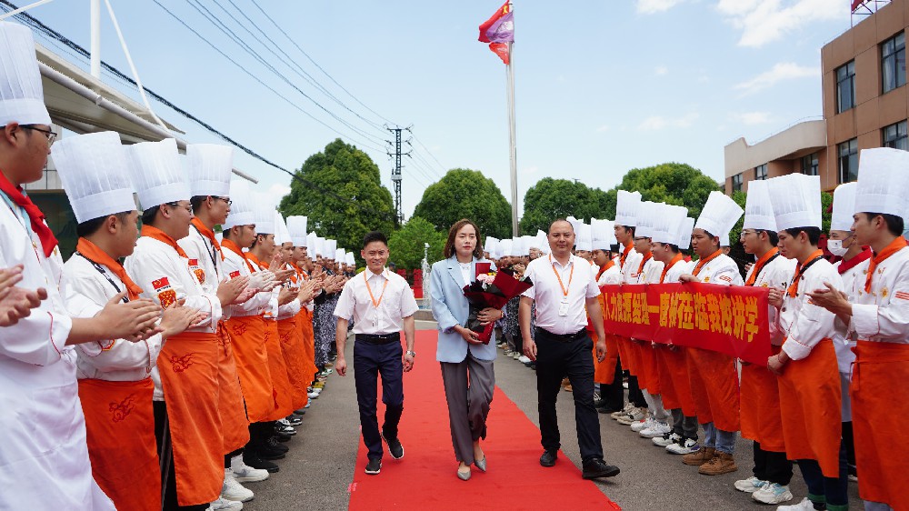 热烈欢迎老房老舍餐饮管理有限公司人力资源经理——唐祯莅临我校···