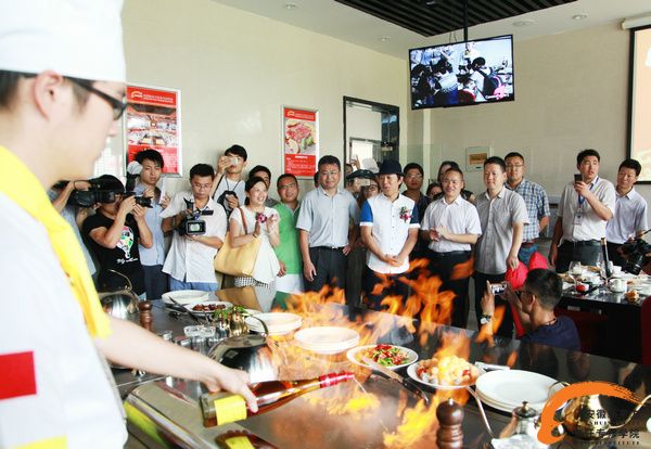 金马影帝黄渤空降新东方    形象大使引爆校园