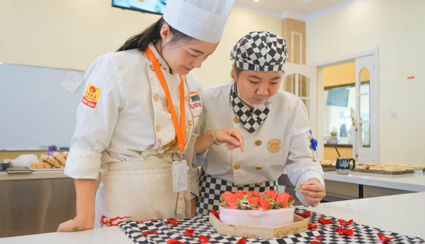 想在大理州开一家蛋糕店，可到云南新东方烹饪学校学习